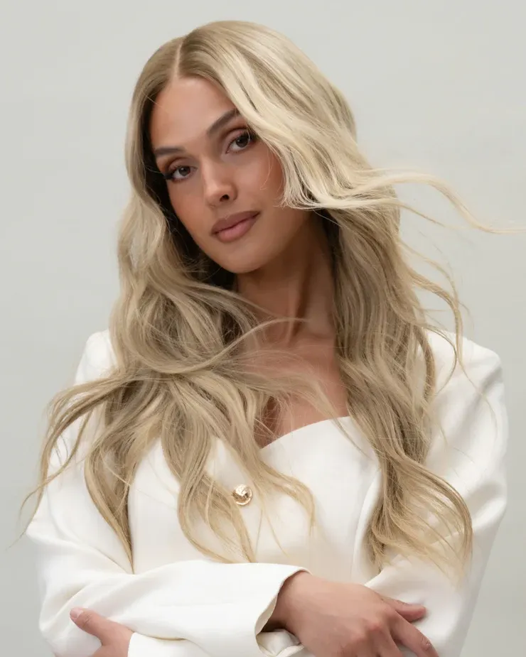 Scarlet-peruken från BHBD, ljusblond med mörkare rot och mjuka vågor