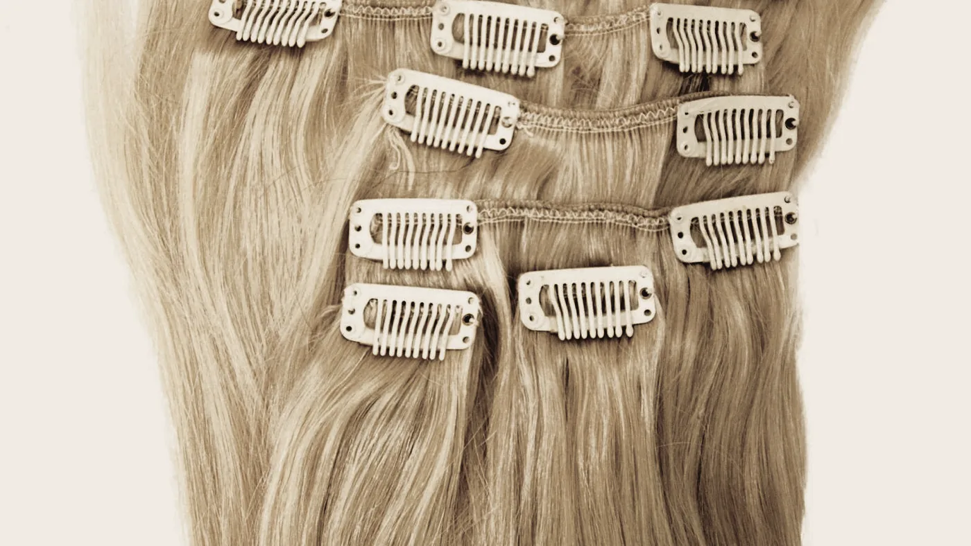 Clip on-slingor i blond nyans med metallclipsen synliga