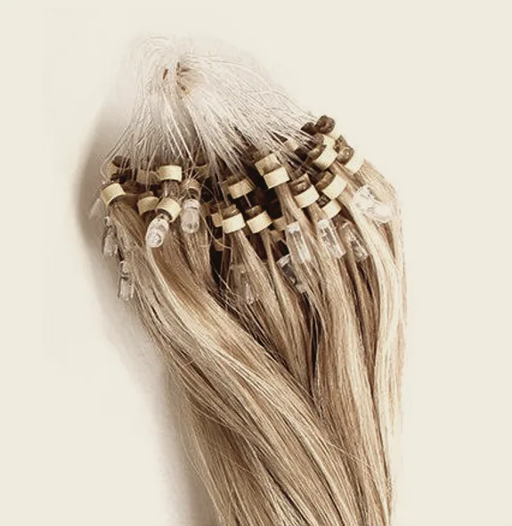 Loop hair extensions med sin plastögla synlig