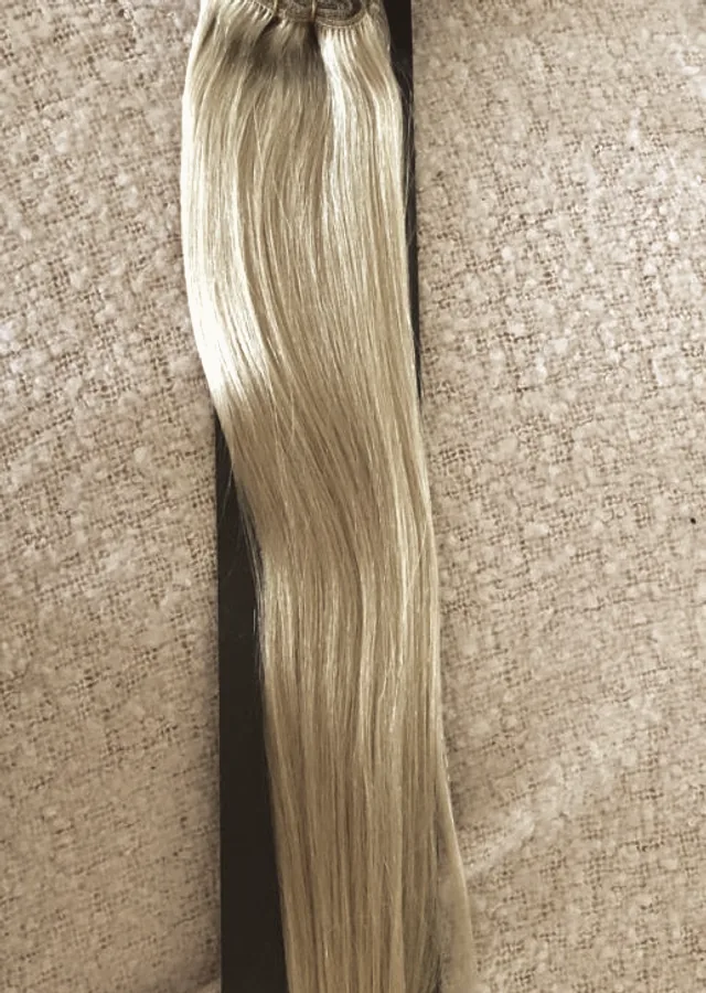 Hårträns i ljus blond nyans med sömmen i överkanten